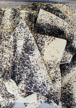 Hvidt chokoladebrud med lakrids 1kg